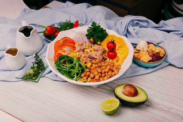 Plato de ensalada fresca con verduras mixtas