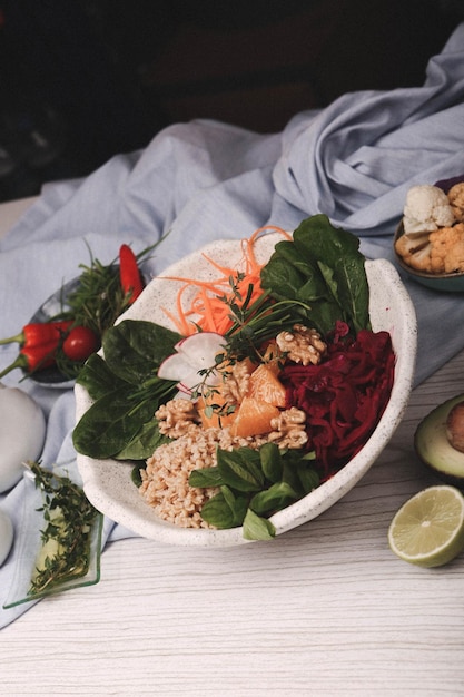 Plato de ensalada fresca con verduras mixtas