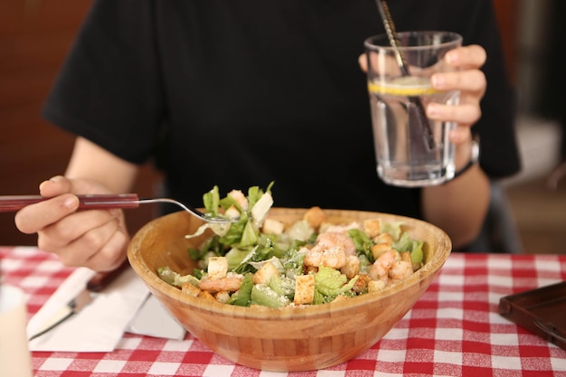 Plato de ensalada fresca con verduras mixtas