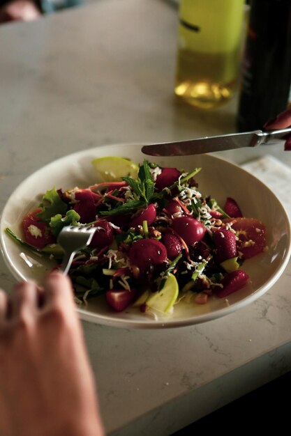 Plato de ensalada fresca con verduras mixtas