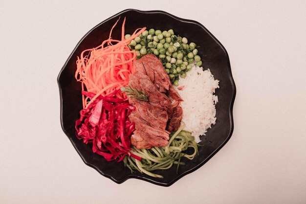 Plato de ensalada fresca con verduras mixtas