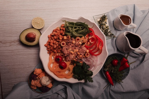 Plato de ensalada fresca con verduras mixtas