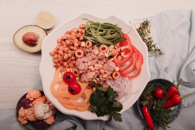 Plato de ensalada fresca con verduras mixtas