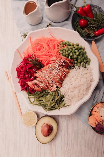 Plato de ensalada fresca con verduras mixtas