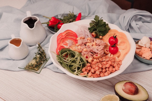 Plato de ensalada fresca con verduras mixtas