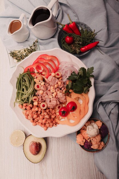 Plato de ensalada fresca con verduras mixtas