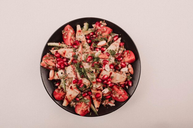 Plato de ensalada fresca con verduras mixtas