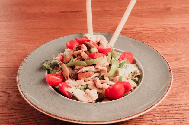 Plato de ensalada fresca con verduras mixtas