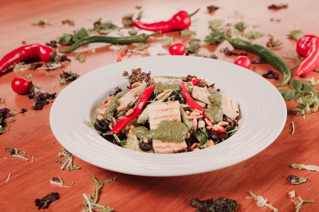 Plato de ensalada fresca con verduras mixtas