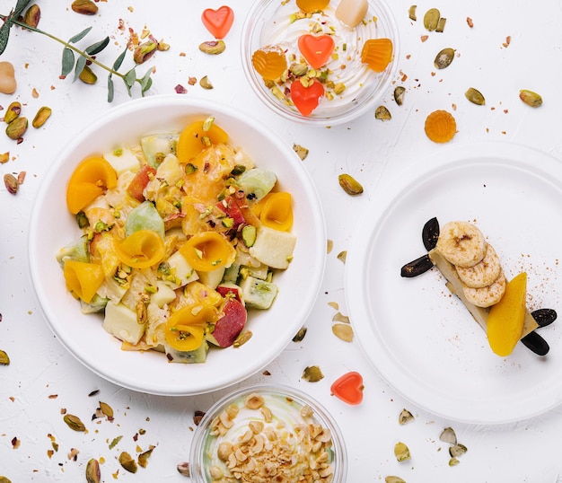 Plato de ensalada de fruta fresca y helado con mermelada y nueces