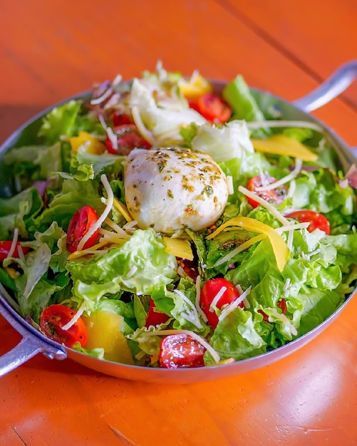 Un plato de ensalada con un huevo escalfado encima