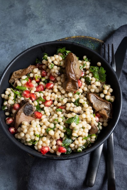 Un plato de ensalada mediterránea de garbanzos con semillas de granada y semillas de granada.