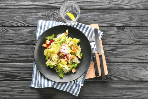 Plato con ensalada de pollo en la mesa