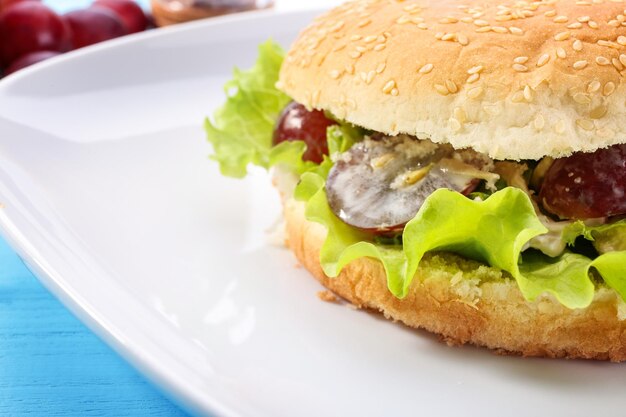 Plato con ensalada de pollo en primer plano de pan de hamburguesa