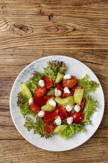 Un plato de ensalada con queso feta y tomates