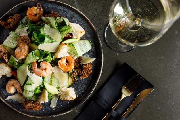 Plato de ensalada saludable. Receta de mariscos frescos. Camarones a la plancha y ensalada de verduras frescas y huevo. Camarón a la parrilla. Comida sana. Endecha plana. Vista superior