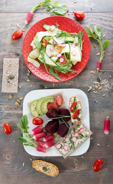 Plato con ensalada vegetariana de vegetales orgánicos naturales.