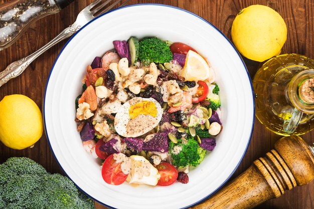 Un plato de ensalada de verduras y semillas.