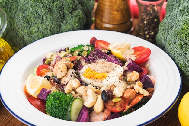 Un plato de ensalada de verduras y semillas.