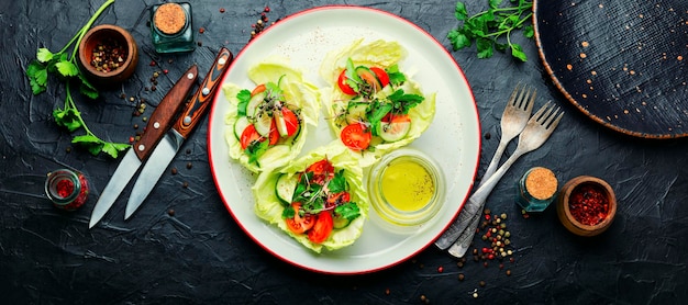 Plato de ensalada con verduras y verde