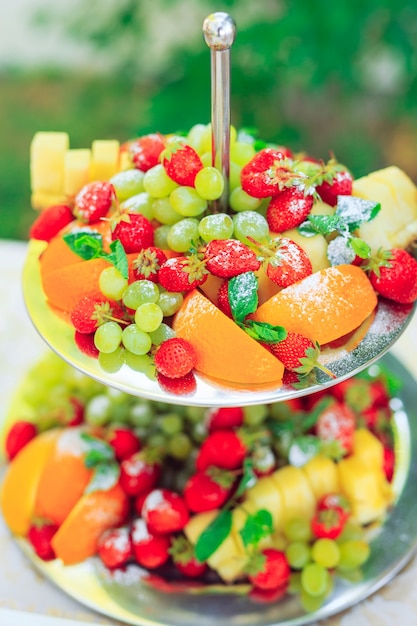 Plato escalonado con frutas cortadas y uva