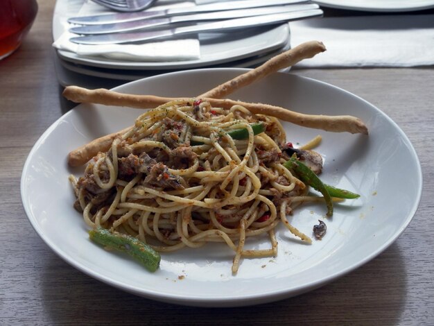 Foto un plato de espagueti en una mesa de madera