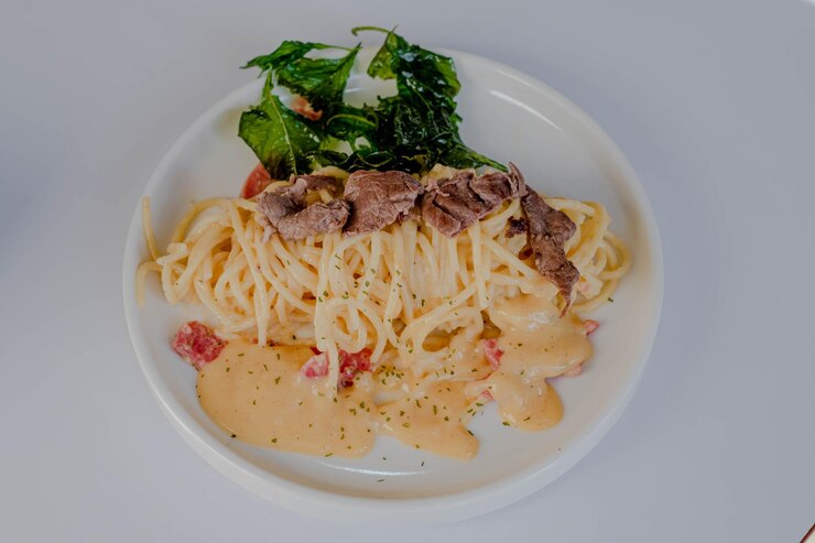 Un plato de espagueti de pasta rosa