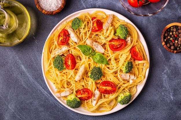 Plato de espagueti con tomate y pollo al brócoli