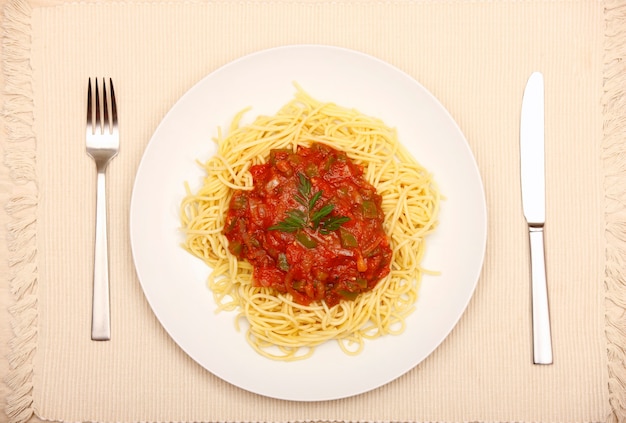 un plato de espaguetis frescos en la mesa