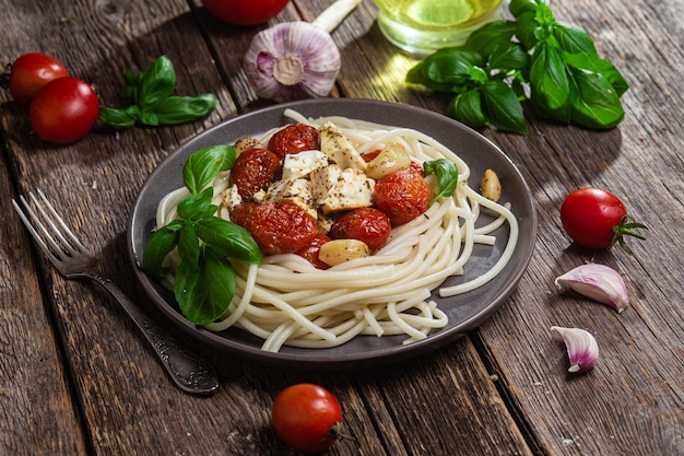 Un plato de espaguetis con pollo y queso