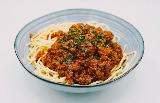 Un plato de espaguetis con salsa boloñesa ideal para un menú infantil.