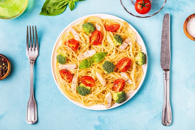 Plato de espaguetis con tomate, brócoli y pollo