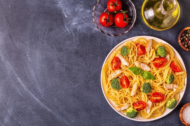 Plato de espaguetis con tomate, brócoli y pollo