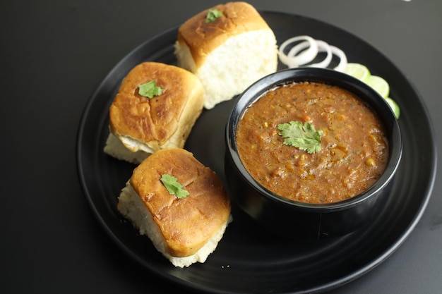 Plato estilo indio Pav bhaji, comida rápida de desayuno indio Pao bhaji