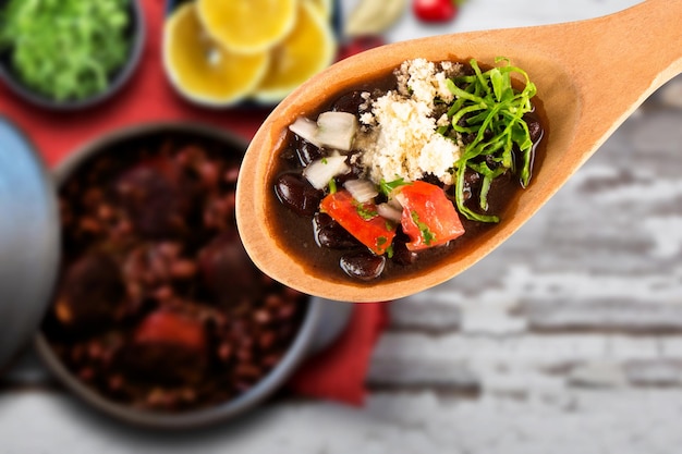 Plato feijoada de comida típica brasileña Vista superior