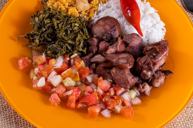 Plato con feijoada, comida típica brasileña.