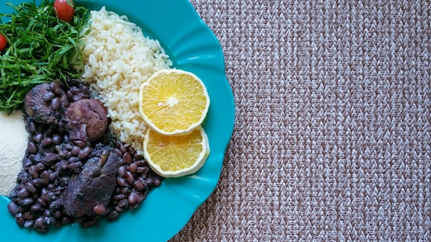 Plato de feijoada de vista superior de comida típica brasileña.