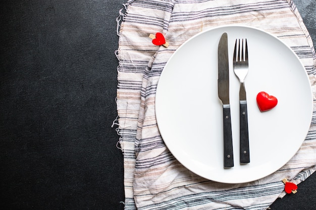 plato festivo, tenedor, cuchillo, día de san valentín