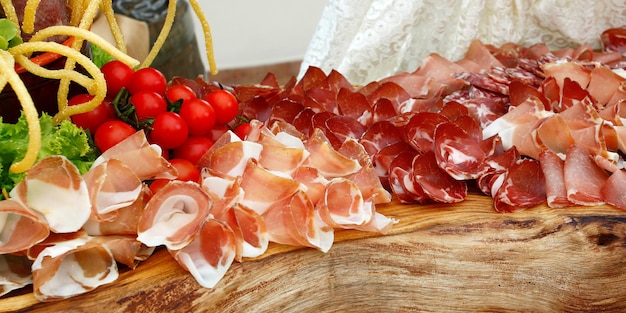 Plato de fiambres italianos coppa salami y jamón crudo