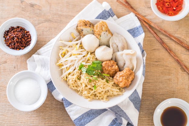 plato de fideos con bola de pescado