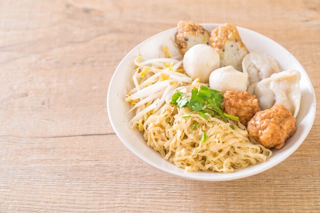 plato de fideos con bola de pescado