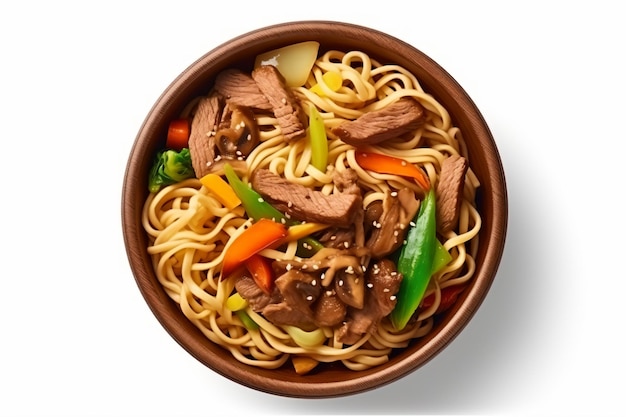 un plato de fideos con carne y verduras