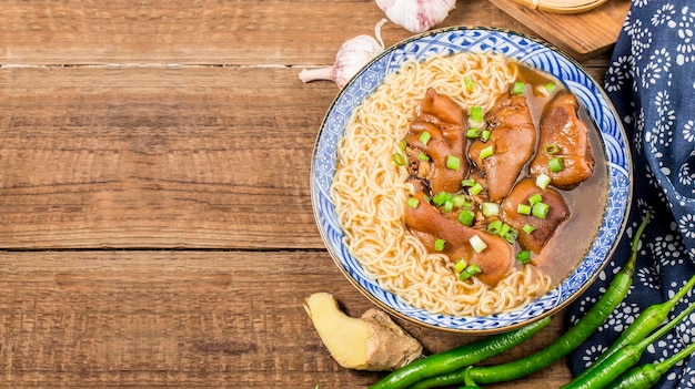 Un plato de fideos de codillo de cerdo