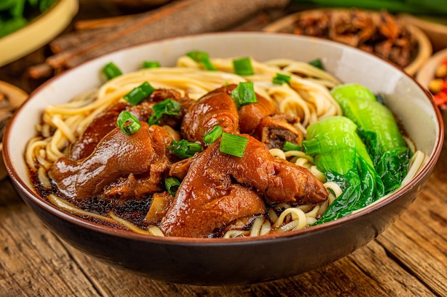 Un plato de fideos de codillo de cerdo