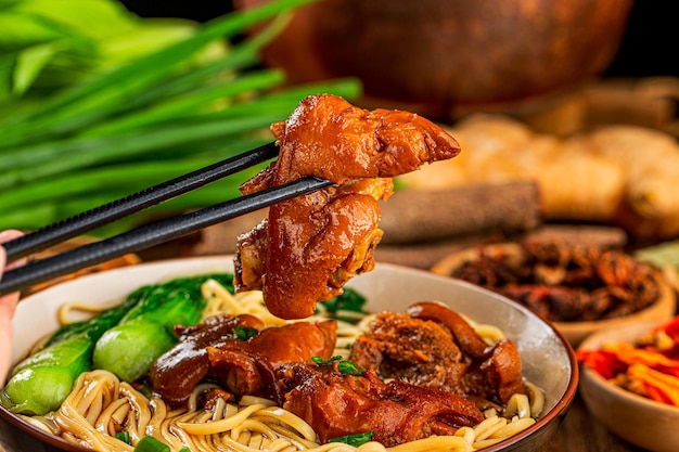 Foto un plato de fideos de codillo de cerdo