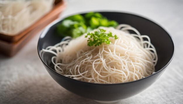 Un plato de fideos con una hierba verde en la parte superior