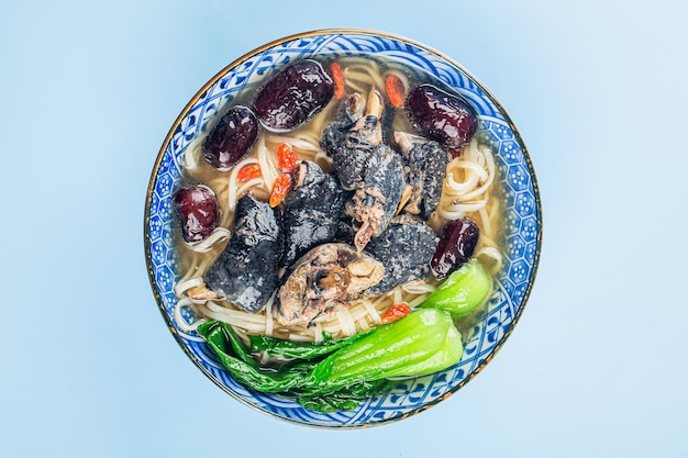 Foto un plato de fideos con pollo negro