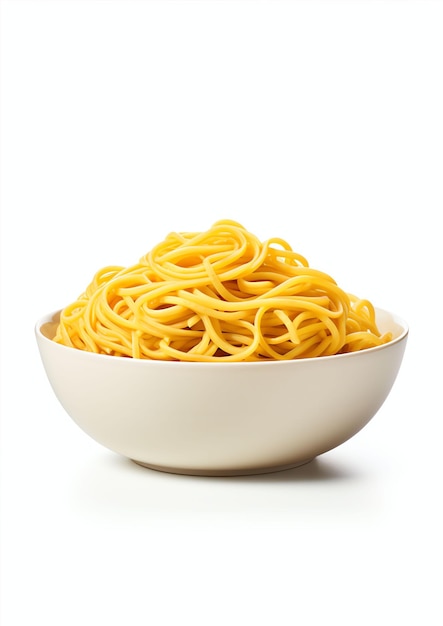 un plato de fideos simples sobre un fondo blanco