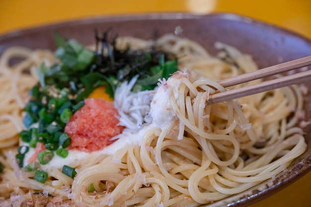 Un plato de fideos con un tenedor