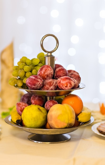 Plato de fiesta de fruta fresca